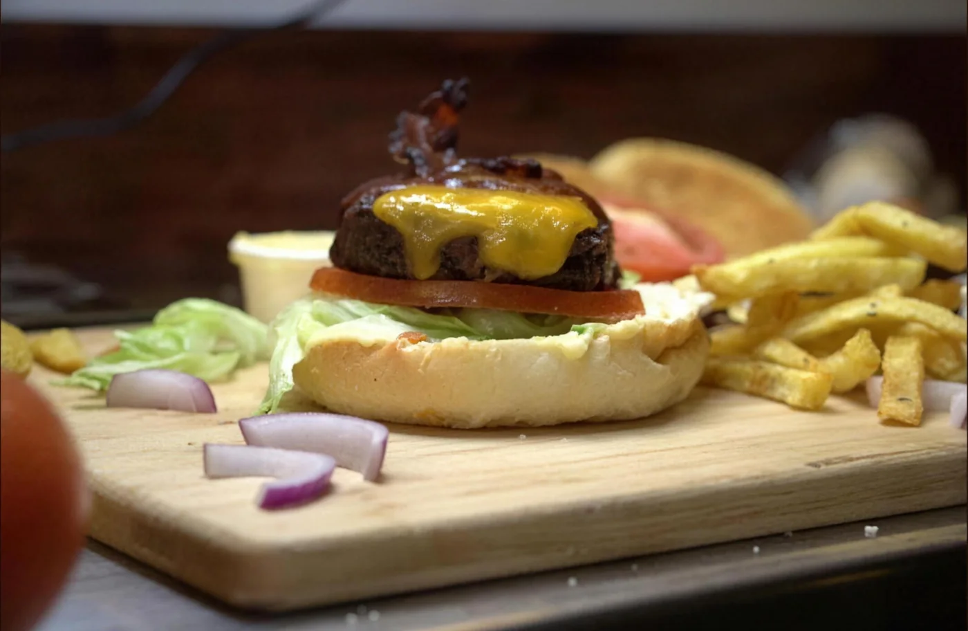 Le BBQ : steak, cheddar fondu, bacon grillé, sauce barbecue