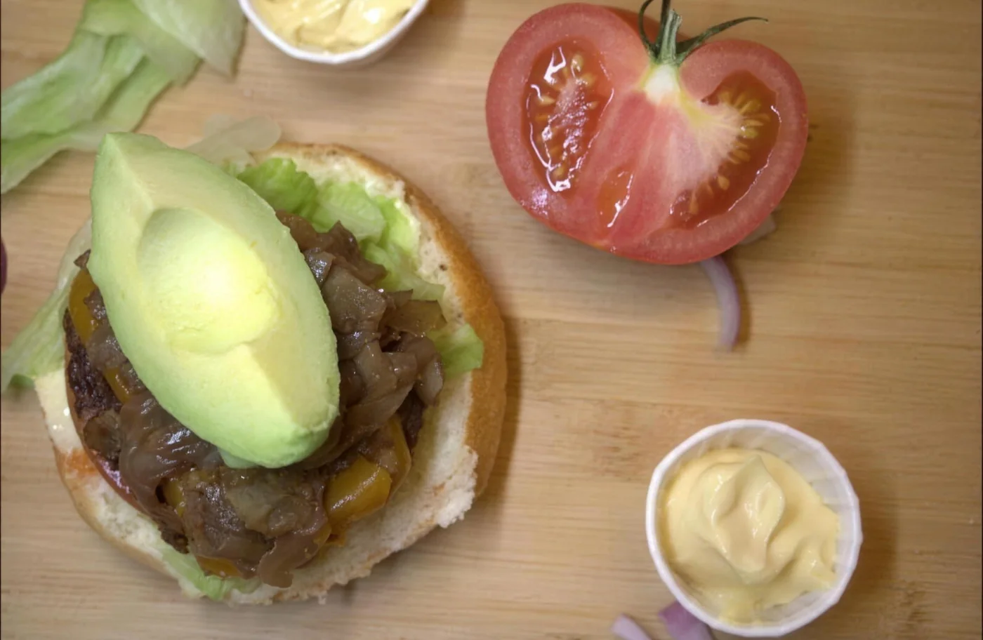 Le Foodie : oignons caramélisés, avocat, cheddar