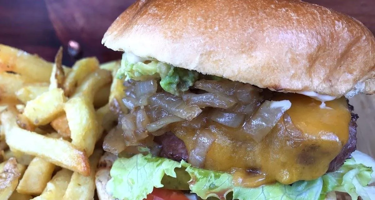 Le Foodie servi au camion : oignons caramélisés, avocat, cheddar, frites maison